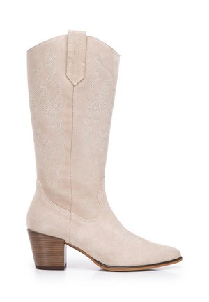 Beiger Wildleder-Cowboystiefel bis zur Mitte der Wade mit dekorativer Naht und gestapeltem Holzblockabsatz.