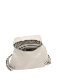 Bolso cruzado de cuero gris claro con apertura con cremallera, que presenta múltiples compartimentos interiores y un diseño elegante y minimalista.