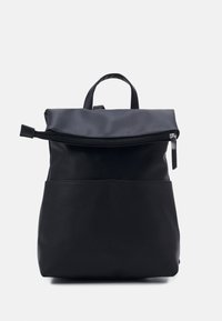 Sac à dos noir en matériau mat, avec un design à enrouler, fermeture à glissière et poche avant. Texture lisse avec des accents minimalistes.
