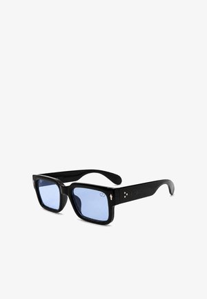 Schwarze rechteckige Sonnenbrille mit dicken Fassungen und hellblau getönten Gläsern, schräg auf weißem Hintergrund.