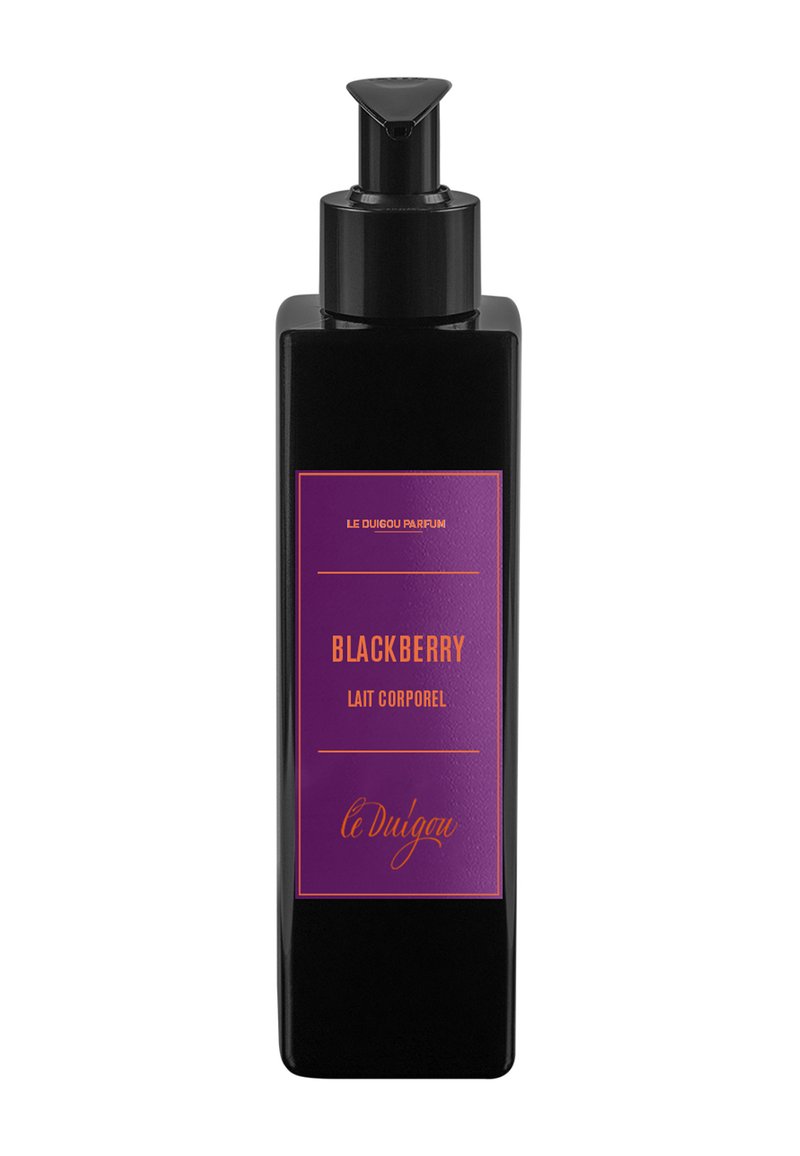 Schwarze rechteckige Flasche mit Pumpspender. Lila Etikett zeigt "BLACKBERRY" und "Lait Corporel" in Orange. Elegantes Design mit matter Textur.