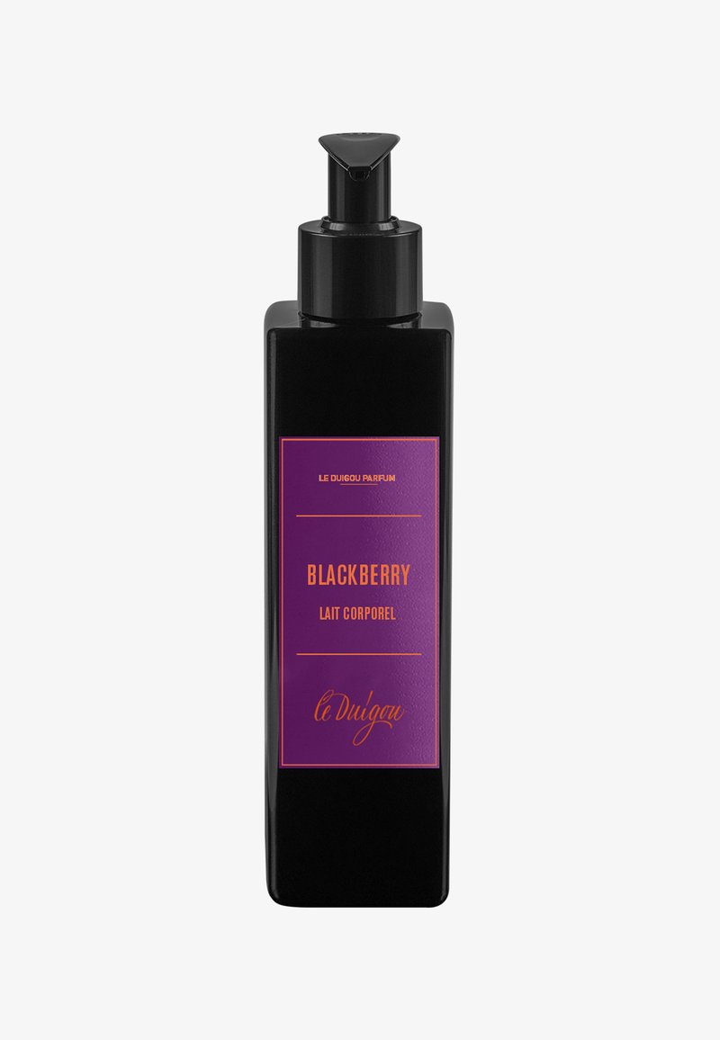 Schwarze rechteckige Flasche mit Pumpspender. Lila Etikett zeigt "BLACKBERRY" und "Lait Corporel" in Orange. Elegantes Design mit matter Textur.
