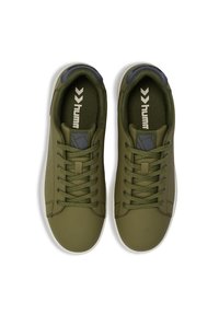 Grüne Sneaker aus synthetischem Leder mit runder Zehenpartie, weißer Sohle, passenden Schnürsenkeln und einem strukturierten Innenfutter. Logo auf der Zunge angebracht.