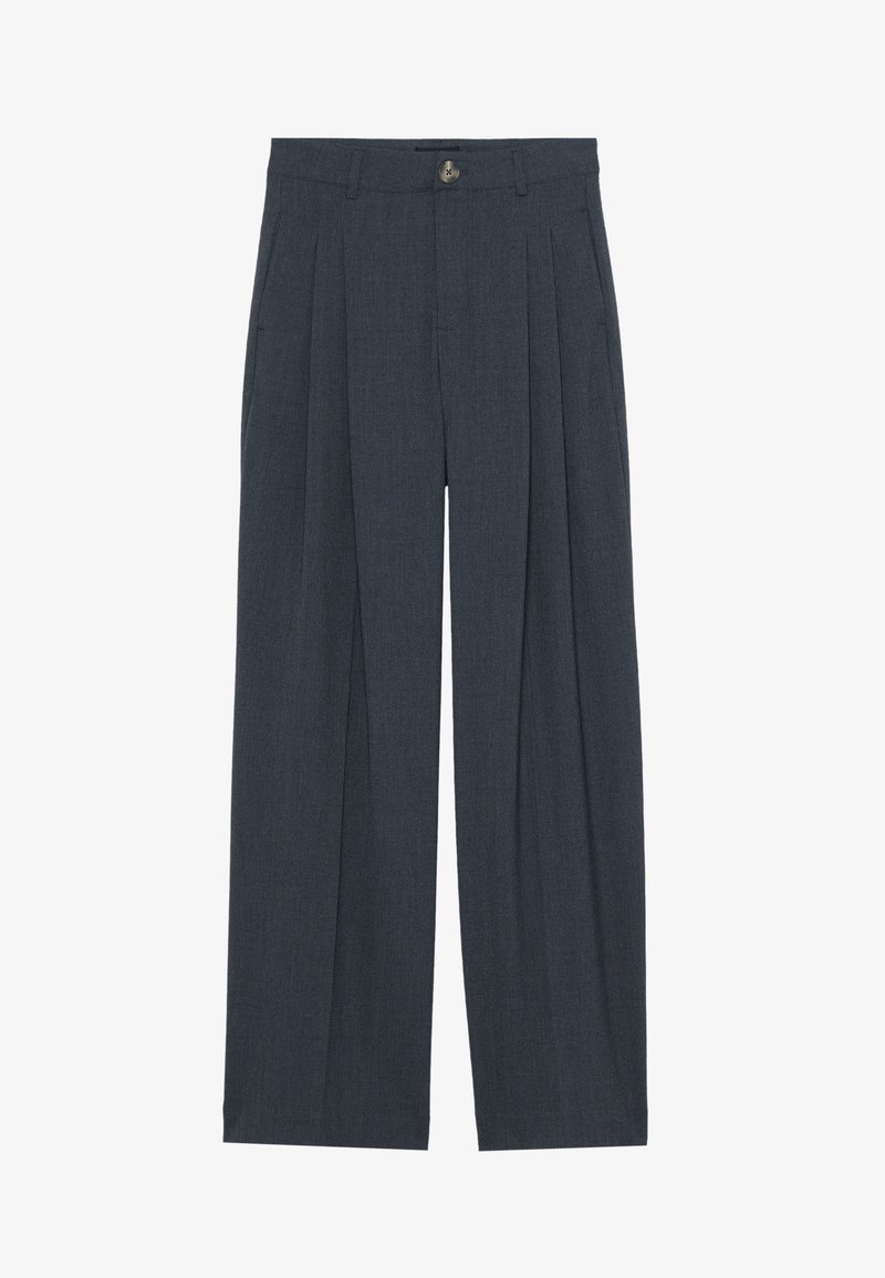 Pantaloni lungi evazați, realizați dintr-un material texturat de culoare gri închis, având pliseuri frontale, închidere cu nasture și buzunare laterale pentru o funcționalitate suplimentară.