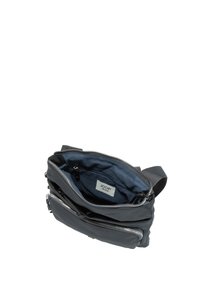 Borsa a spalla blu scuro con più tasche, dalla texture liscia, con zip in metallo e tracolla in tessuto. L'interno presenta un'etichetta con logo e scomparti foderati.