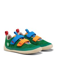 Scarpe in tessuto verde con strap in velcro blu e arancione, suola beige, apertura imbottita e patch con logo sul lato.