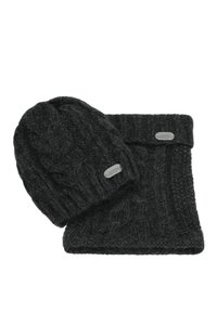 Schwarze gestrickte Mütze und passender Schal aus einem strukturierten Garn, mit einem Rippmuster und Metall-Logoplaketten.