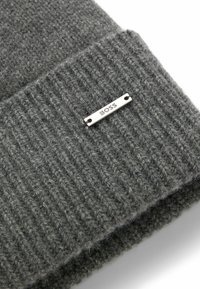 Harmaa neulepipo, jossa on ribbikuvio ja käännetty reuna, ja jonka sivussa on hopeinen BOSS-logo.