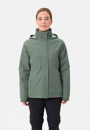 Veste imperméable verte avec capuche, dotée d'une fermeture éclair et de poignets ajustables. La doublure intérieure est d'un bleu clair avec une texture lisse.