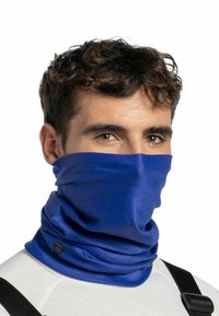 Blauer Halsschal aus weichem, elastischem Stoff. Verfügt über eine glatte Textur und schmiegt sich in Falten um den Hals, mit einem sichtbaren Logo-Tag.