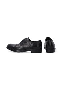 Zwarte leren dresschoenen met een gladde afwerking, brogue-details, ronde neus en lage hak. Voorzien van veters en een slank ontwerp.
