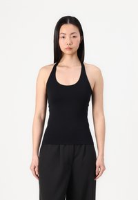 Top de tip halter, de culoare neagră, cu un design adaptat, realizat dintr-un material elastic, având o textură netedă și linii clare.