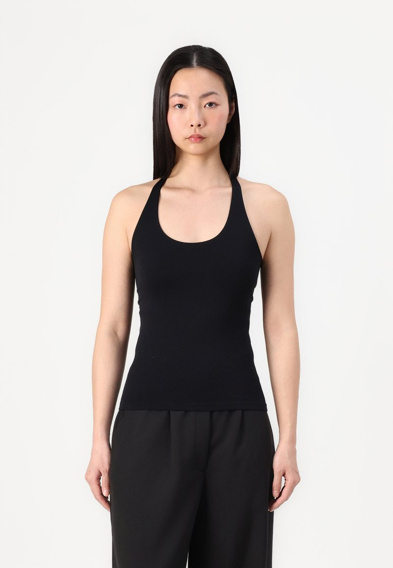 Top de tip halter, de culoare neagră, cu un design adaptat, realizat dintr-un material elastic, având o textură netedă și linii clare.