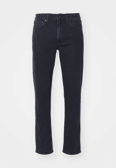 Jeans de color azul oscuro en corte recto, con un diseño clásico de cinco bolsillos, trabillas para cinturón y cierre de botón metálico.