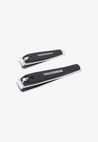 Due tronchesine per unghie Tweezerman nere e argento, una grande e una piccola, posizionate affiancate su uno sfondo bianco.