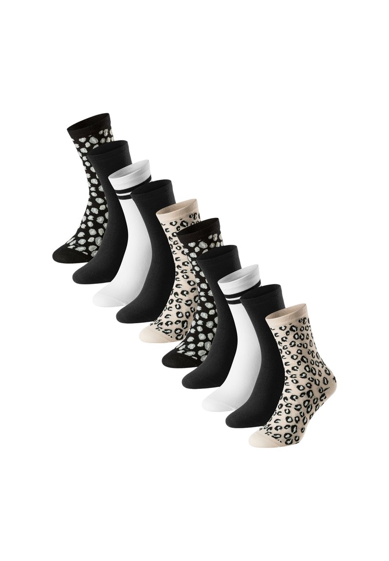 Neun Paare Knöchelsocken in Schwarz, Weiß, Beige sowie im Leoparden- und Pünktchenmuster, in einer versetzten Linie angeordnet.