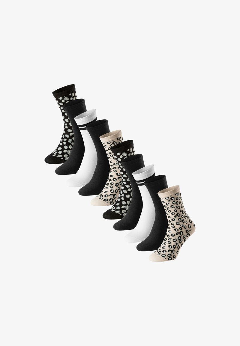 Neun Paare Knöchelsocken in Schwarz, Weiß, Beige sowie im Leoparden- und Pünktchenmuster, in einer versetzten Linie angeordnet.