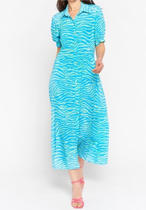 Maxi sukienka w niebieski wzór zebrzy z rozpinanym przodem na guziki, krótkimi bufkowymi rękawami i talią podkreśloną marszczeniem. Gładka, lekka tkanina o zwiewnym kroju.