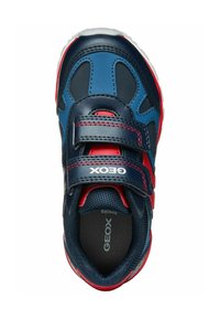 Zapatillas azules y marino con acentos rojos, dos correas de Velcro, interior de malla texturizada, suela de goma y logo en el lateral.