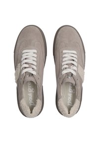 Graue Wildledersneaker mit weißen Schnürsenkeln und flauschigen Textilakzenten an den Seiten, mit runder Zehenpartie und strukturiertem Gummisohle.