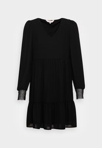 Robe noire avec un décolleté en V, manches longues bouffantes, jupe à volants et accents en dentelle aux poignets. Tissu lisse avec une silhouette fluide.