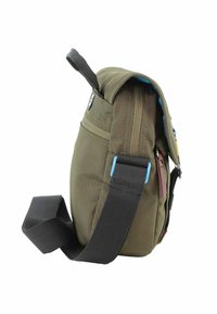 Bolsa mensajera verde oliva con una solapa acolchada, correa negra ajustable y tiradores de cremallera azules. Presenta bolsillos con cremallera en el exterior y una tela texturizada.