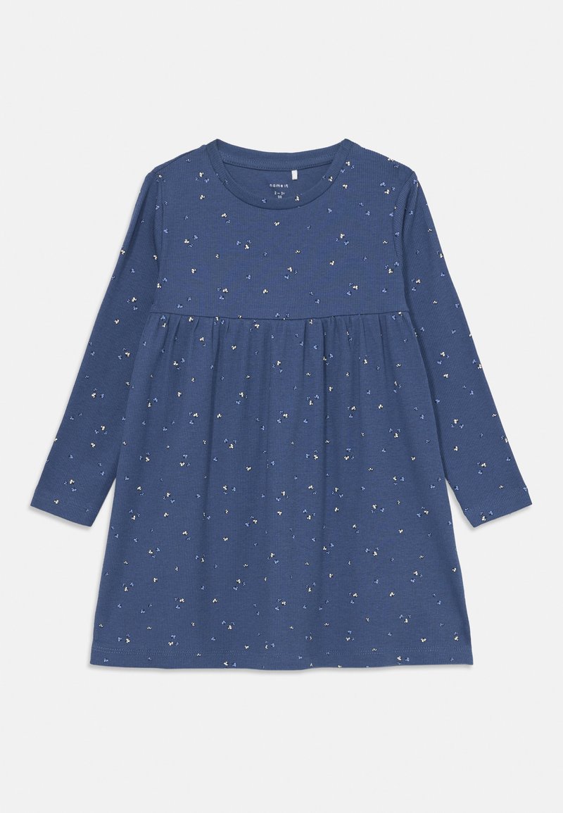 Abito lungo a maniche lunghe blu a costine caratterizzato da una vita svasata e da motivi floreali sparsi con piccoli accenti metallici su tutto il tessuto.