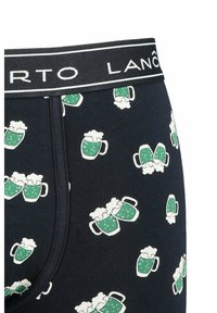 Męskie bokserki w kolorze navy z czarnym pasem, na którym widnieje tekst "LANCÔ". Wzór w zielone kufle piwa na granatowym tle. Miękki materiał bawełniany.