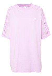 Rosa bomull T-shirt med korta ärmar som har spetsdetaljer vid axlarna och en liten vit logotyp på bröstet.