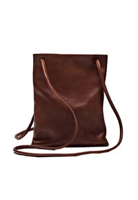 Borsa a tracolla in pelle marrone con design minimalista, texture liscia, spallacci sottili e forma rettangolare. Nessuna ferramenta visibile o motivi.