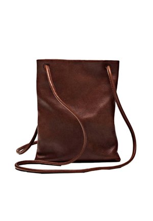 Hnědá kožená crossbody taška s minimalistickým designem, hladkým povrchem, tenkými popruhy a obdélníkovým tvarem. Žádné viditelné kovové součásti ani vzory.