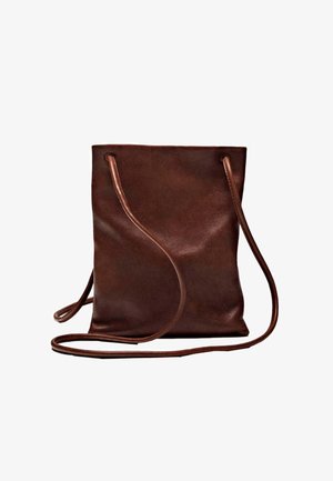 Hnědá kožená crossbody taška s minimalistickým designem, hladkým povrchem, tenkými popruhy a obdélníkovým tvarem. Žádné viditelné kovové součásti ani vzory.