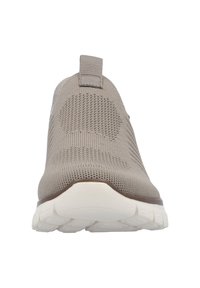Botte slip-on gris clair en matériau tricoté texturé avec une languette, présentant une épaisse semelle blanche et un accent marron le long de la base.