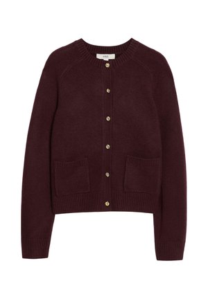 Bordeauxfarbener Cardigan aus weichem Stoff mit Rundhalsausschnitt, goldfarbenem Knopfverschluss und zwei vorderen aufgesetzten Taschen mit gerippten Bündchen.