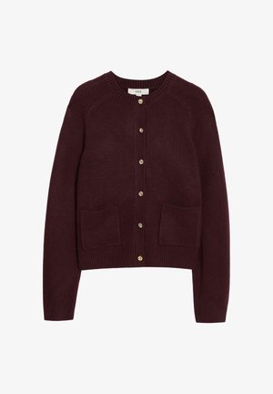 Bordeaux cardigan gemaakt van zachte stof, met een ronde halslijn, gouden knoopsluiting en twee voorzakken met ribbels aan de mouwen.