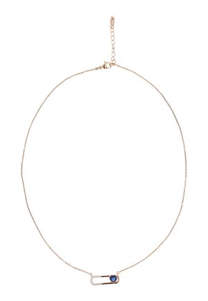 Collier à chaîne dorée avec un pendentif en forme de épingle de sûreté, orné d'un cœur bleu et de petites pierres précieuses claires sur un côté.