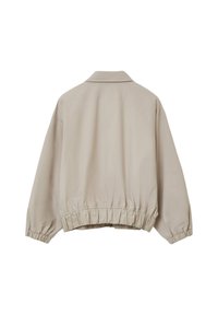 Beige Leichtjacke mit langen Ärmeln, elastischen Bündchen und elastischem Taillenzug, von hinten auf einem weißen Hintergrund gezeigt.