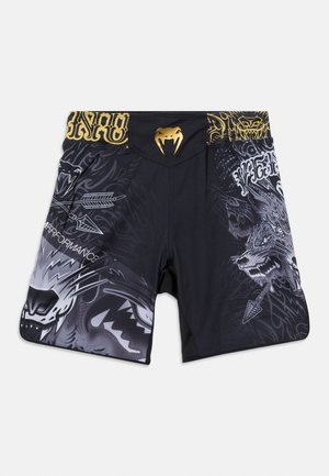 Μαύρο αθλητικό σορτς με χρυσλό λογότυπο φιδιού στη μέση, με γκρι και λευκό γραφικό σχέδιο λύκου και βέλους στα μπροστινά πλαϊνά.