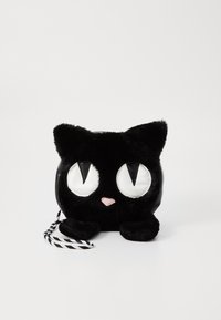 Borsa a spalla a forma di gatto in peluche nero con occhi riflettenti bianchi e naso rosa, dotata di una tracolla a strisce bianche e nere.