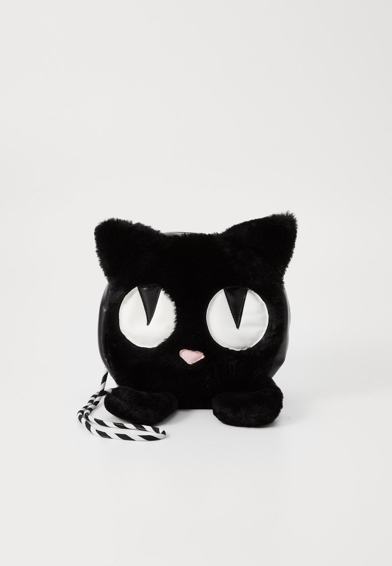 Borsa a spalla a forma di gatto in peluche nero con occhi riflettenti bianchi e naso rosa, dotata di una tracolla a strisce bianche e nere.