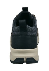 Rückansicht eines grau-schwarzen Sneakers mit einem Obermaterial aus Stoff und beiger Sohle, ausgestattet mit einer Zuglasche an der Ferse für ein einfaches Anziehen.