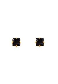 Goldfarbene quadratische Ohrstecker mit schwarzen facettierten Steinen, die mit vier Krappen befestigt sind, vor einem weißen Hintergrund.