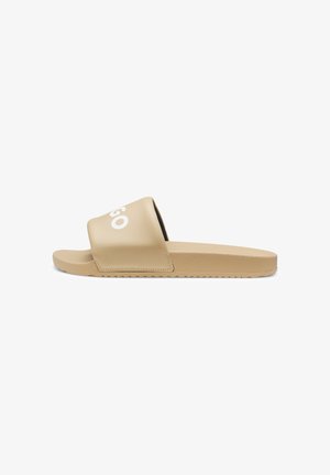 Beige Slidesandale mit breitem Riemen, weißem "EGO"-Schriftzug und einer strukturierten Sohle für besseren Grip.