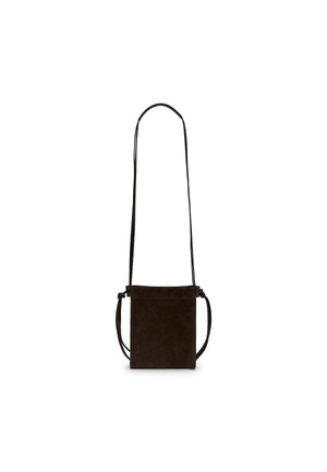 Sac bandoulière en daim marron avec une forme plate et rectangulaire, une bandoulière réglable unique et un design minimaliste. Texture lisse, aucune pièce métallique visible.