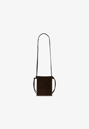 Bruine suède crossbodytas met een platte, rechthoekige vorm, een enkele verstelbare band en een minimalistisch ontwerp. Soepele textuur, geen zichtbare hardware.