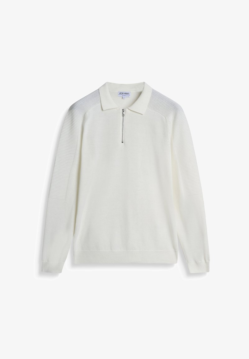 Bijela zip-up dukserica s ovratnikom, s rebrastom teksturom na ramenima i rukavima. Mekani materijal s opuštenim krojem.