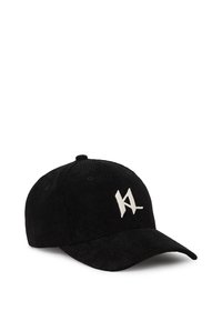 Fekete kordbársony baseball sapka fehér hímzett logóval elöl, strukturált korona és ívelt napellenző.