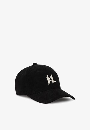Schwarze Corduroy-Baseballmütze mit einem weißen gestickten Logo auf der Vorderseite, strukturiertem Schirm und gewölbtem Visier.