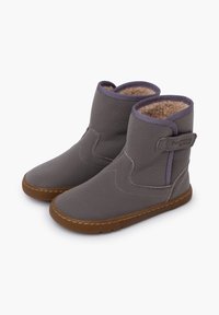 Stivali alla caviglia in pelle grigia con superficie testurizzata, dettagli viola, fodera morbida e suole in gomma marrone. Fibbia in velcro sul lato.