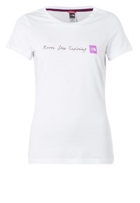 Bílý tričko s krátkým rukávem a kulatým výstřihem, zdobené fialovým nápisem "Nikdy nepřestávejte objevovat" a malým fialovým logem.